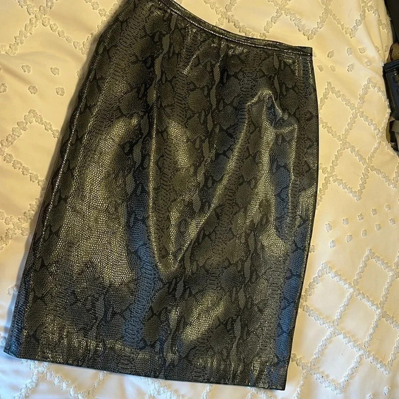 Liz Claiborne leather skirt. Size 10. - Picture 2 of 6
